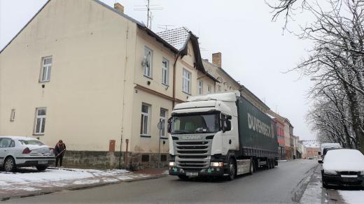 Kamion projíždí přes centrum Českých Velenic, tranzitní doprava, nákladní automobil