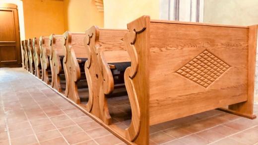 Nové kostelní lavice má obecní kaple sv. Antonína v Nihošovicích na Strakonicku. Jejich výrobu z velké části zaplatil místní chalupář