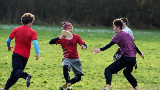 Frisbee, létající talíř, trénink, vysokoškolský sport. Ilustrační foto