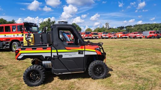 Do Veltrub se sjely desítky hasičských vozů