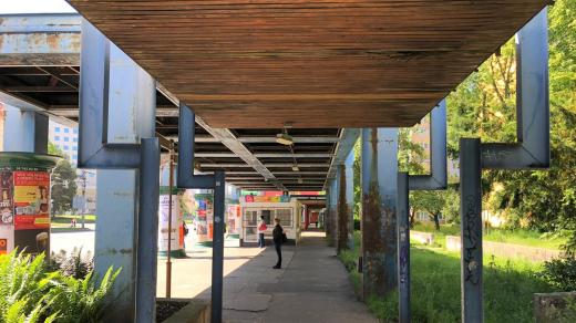 Promenáda s přístřešky u sídliště na Pražské třídě v Českých Budějovicích