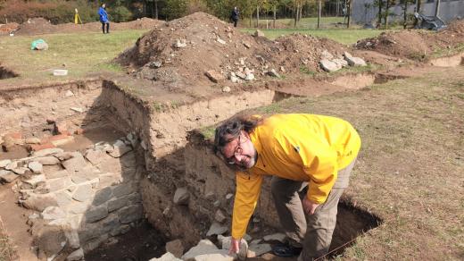 Základy romského koncentračního tábora odkryli archeologové v areálu bývalého vepřína v Letech u Písku