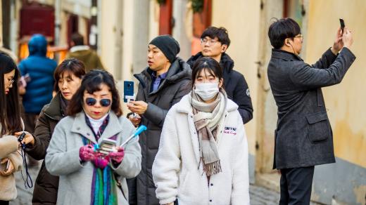 Asijští turisté v Českém Krumlově, koronavirus, rouška, turistika, Asiaté