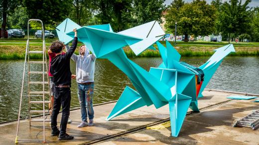 Umění ve městě v Českých Budějovicích v roce 2020. Na snímku sochař Jan Kaláb instaluje své dílo Point Spaceship na Slepém rameni Malše