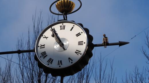 Adam Čekač sedí na hodinách na rohu brněnských ulic Česká a Joštova