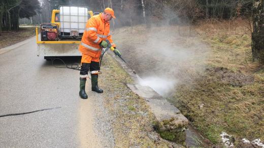 Teplou zimu silničáři využívají k údržbě příkopů, čištění propustků i prořezávání stromů