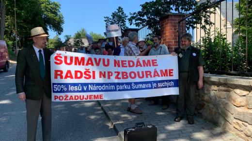 Demonstranti ve Vimperku požadují větší možnosti kácení