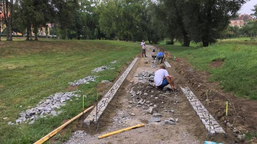 Stavba cyklostezky v Jelení zahradě v Českém Krumlově