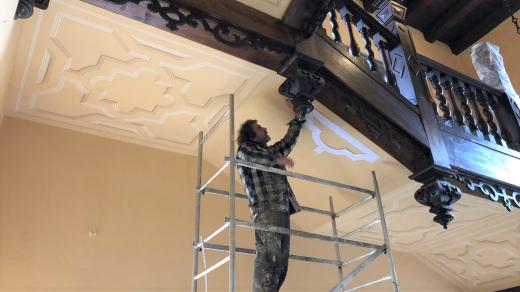 Restaurátor Josef Palouda vymalovává spodní části schodiště na hradu Rožmberk