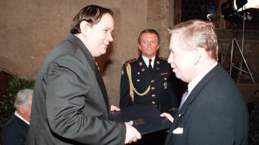 Udělení Medaile Za zásluhy za vynikající umělecké výsledky Jiřímu Kuběnovi z rukou Václava Havla