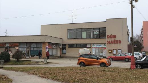 Dům služeb v Nové Včelnici na Jindřichohradecku pomalu chátrá a podnikatelé ho postupně opouštějí