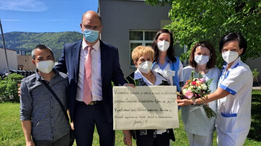 Zástupci vietnamské komunity přivezli dar zdravotníkům prachatické nemocnice