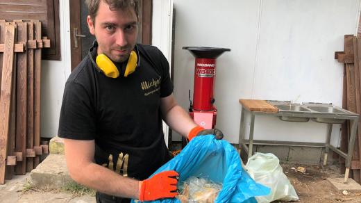Spolumajitel hotelu v Horní Plané Michal Novák ukazuje speciální drtičku kompostovatelného odpadu.