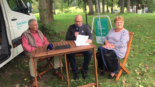 Český rozhlas České Budějovice vysílal přímý přenos od kaple na Křížové hoře v Českém Krumlově. Na snímku s moderátorem Petrem Kronikou Dalibor Uhlíř a Věra Petrovičová