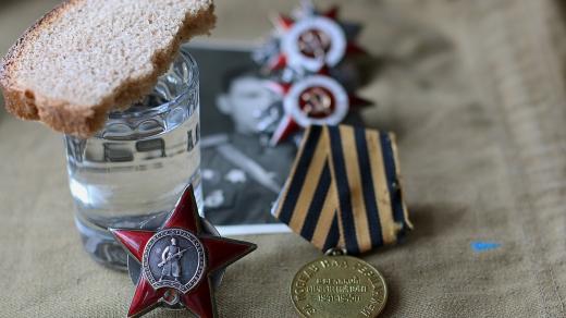 Vodka a ruské válečné vyznamenání (ilustrační foto)