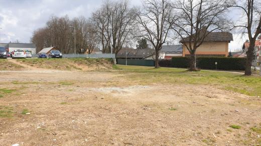 Pozemek po bývalém Bronců hotelu v Suchdole nad Lužnicí, kde by město chtělo postavit nový lékařský dům