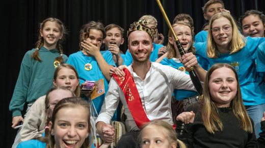 Titul Zlatý Ámos pro nejoblíbenějšího učitele v Česku získal Lukáš Knaute ze základní školy v Sezemicích.