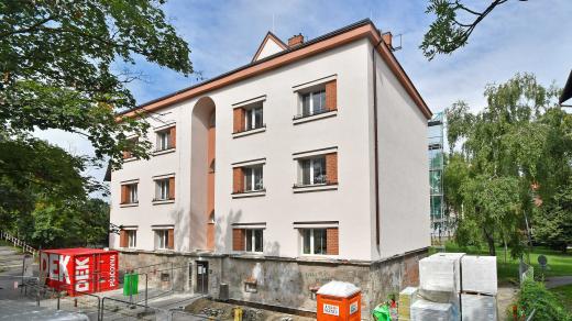 Bohumínský městský dům č. p. 718 v Nádražní ulici, který se letos dočkal zateplení, má svého identického dvojníka v Praze