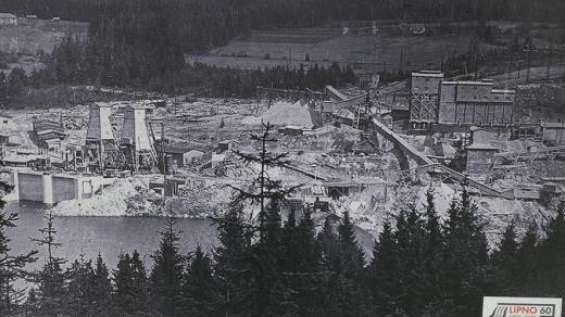 Na výstavě, která lemuje vstup do infocentra vodní elektrárny Lipno, je i několik fotografií ze stavby přehrady