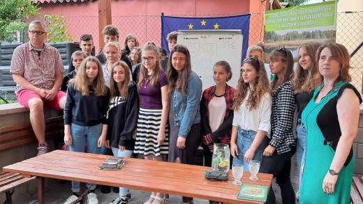 Žáci osmé třídy blatenské základní školy se budou podílet na knize o páchníkovi hnědém