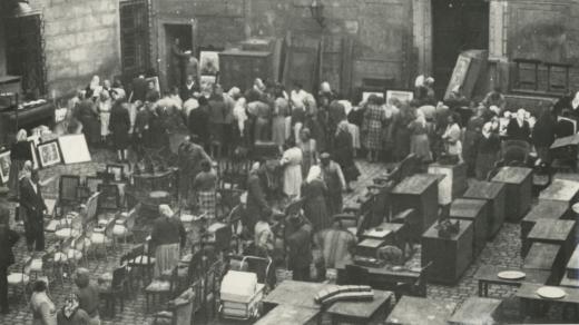 Historická fotografie z burzy v 50. letech 20. století, na které se rozprodával majetek zámku Třeboň