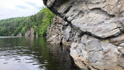 Nedaleko Karlova hrádku na Českobudějovicku vzniká horolezecká ferrata. Skalnatý masiv na levém břehu Vltavy už zdobí nová soustava skob a ocelových lan