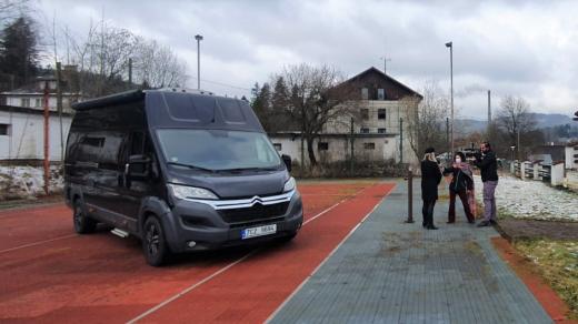 Bývalý tenisový kurt u hotelu v Loučovicích se mění na parkoviště pro obytné vozy