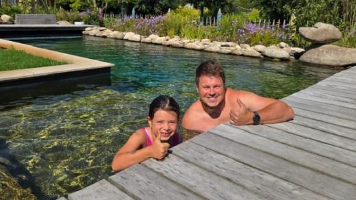 Stavitel koupacích jezírek Ondřej Poul s dcerou