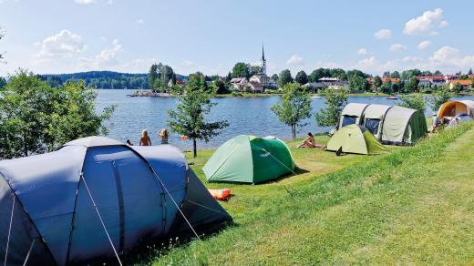 Stanování na břehu Lipenské přehrady u obce Frymburk