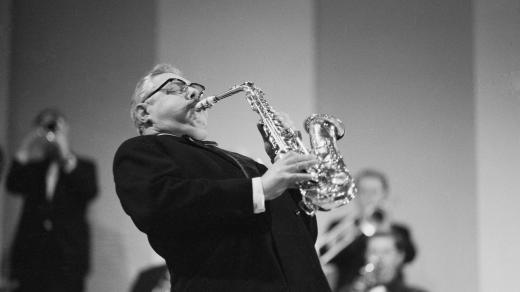 Šéfdirigent tanečního orchestru Československého rozhlasu Karel Krautgartner hraje na saxofon při koncertu ankety Zlatý slavík 1968.
