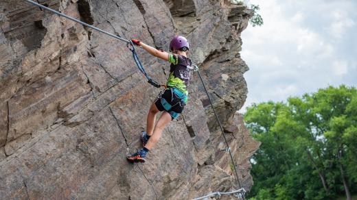 Nová ferrata u kolínského rybníka Peklo