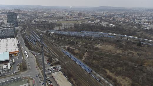 Ze střechy AZ tower v Brně je na snímku v pozadí vidět místo, kde má stát odsunuté nádraží