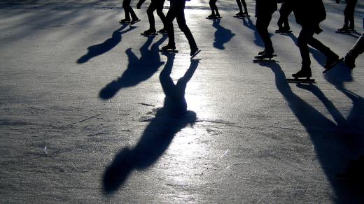 Lidé na veřejném kluzišti