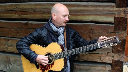 Jiří Holoubek ladí. Za chvíli vystoupí Spirituál kvintet