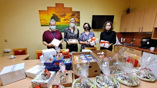 Peču sobě, peču tobě. Díky této akci se podařilo zdravotníkům předat desítky krabiček s nespočtem druhů cukroví