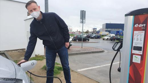 Martin Klíma ze společnosti E.ON u dobíjecí stanice v Českých Budějovicích, elektromobil, dobíjení auta, elektroauto, elektromobilita