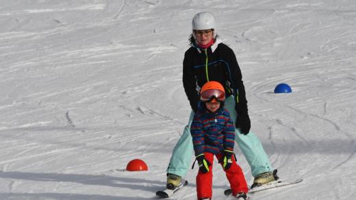 Lyžařka s dítětem ve Skiareálu Lipno