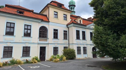 Městská část Prahy 6 částečně zpřístupnila zámek Veleslavín veřejnosti. Konají se zde různé akce, od výstav po společenská setkání