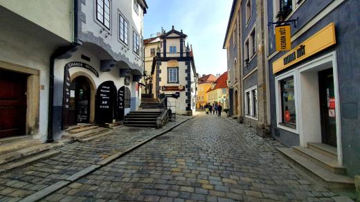 Český Krumlov přes den připomíná ospalé místo jak před 40 lety