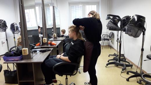 studentky oboru kadeřnice při práci