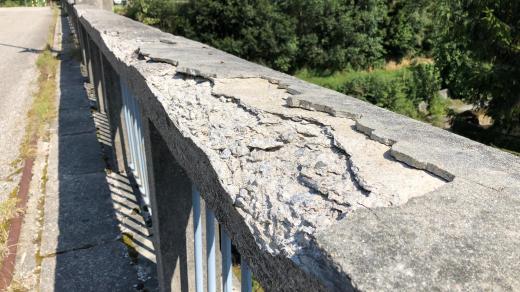 Léta, kdy se k vlastnictví mostu v Lipně nad Vltavou nikdo nehlásil, si vyžádala své.
