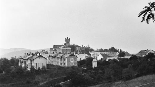Novogotická silueta věznice Mírov sídlící v areálu někdejšího středověkého hradu nad obcí Mírov u Mohelnice na Šumpersku.