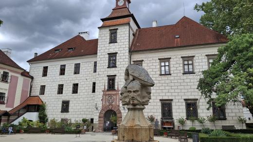 Kašnu na nádvoří třeboňského zámku zdobí schwarzenberský erbovní znak odkazující na porážku tureckých vojsk