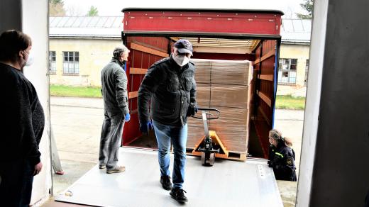 Jihočeský kraj rozdělil školám 760 tisíc roušek, rozvoz zajišťovali hasiči