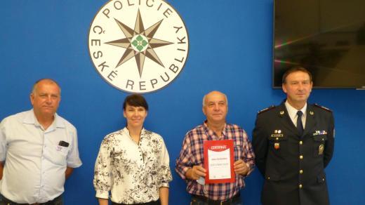 Jan Svoboda (druhý zprava) přebírá titul Gentleman silnic