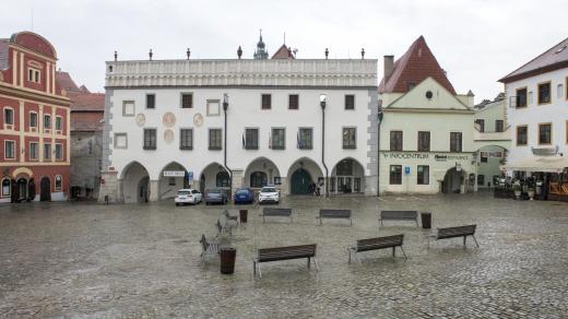 Náměstí v Českém Krumlově bez zahraničních turistů.