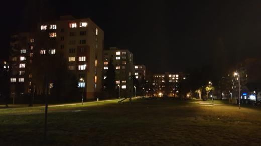 Sídliště Vajgar v Jindřichově Hradci se s novými lampami ponořilo do tmy