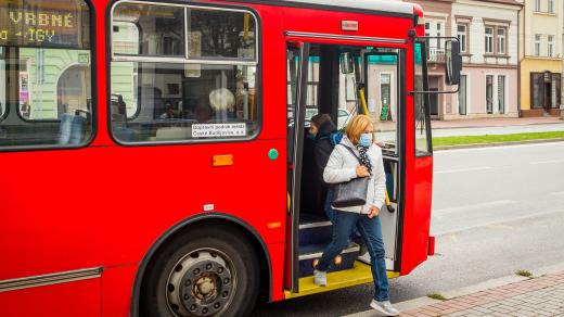 Městská hromadná doprava České Budějovice, MHD, autobus, trolejbus, cestující, rouška