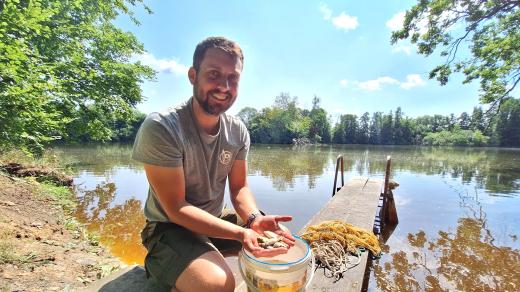 Šéf vodňanských rybářů Miloslav Vaněček kontroluje kapří násadu