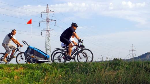 Cyklisté jedou podél Labe směrem na Kunětickou horu